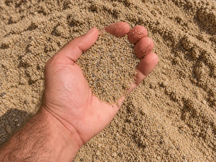 Amostra de areia média na palma da mão
